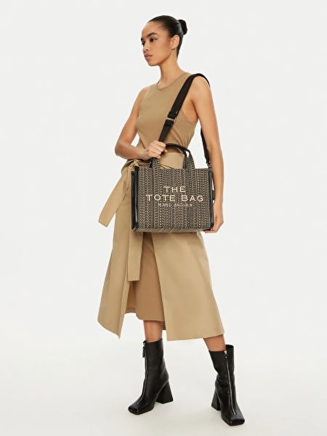 THE MEDIUM TOTE