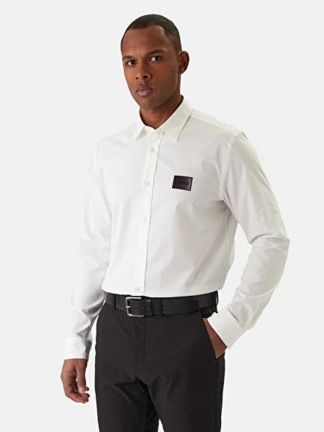 BEYAZ LOGOLU ERKEK GÖMLEK