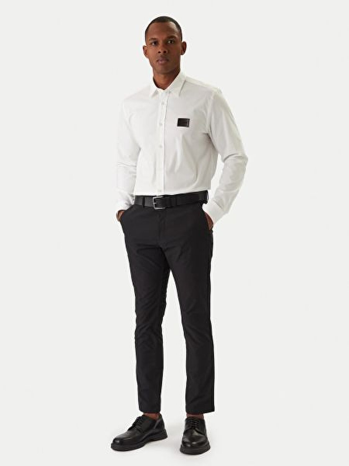 BEYAZ LOGOLU ERKEK GÖMLEK