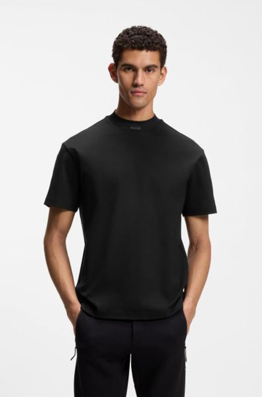 SİYAH LOGOLU DİK YAKA ERKEK T-SHIRT