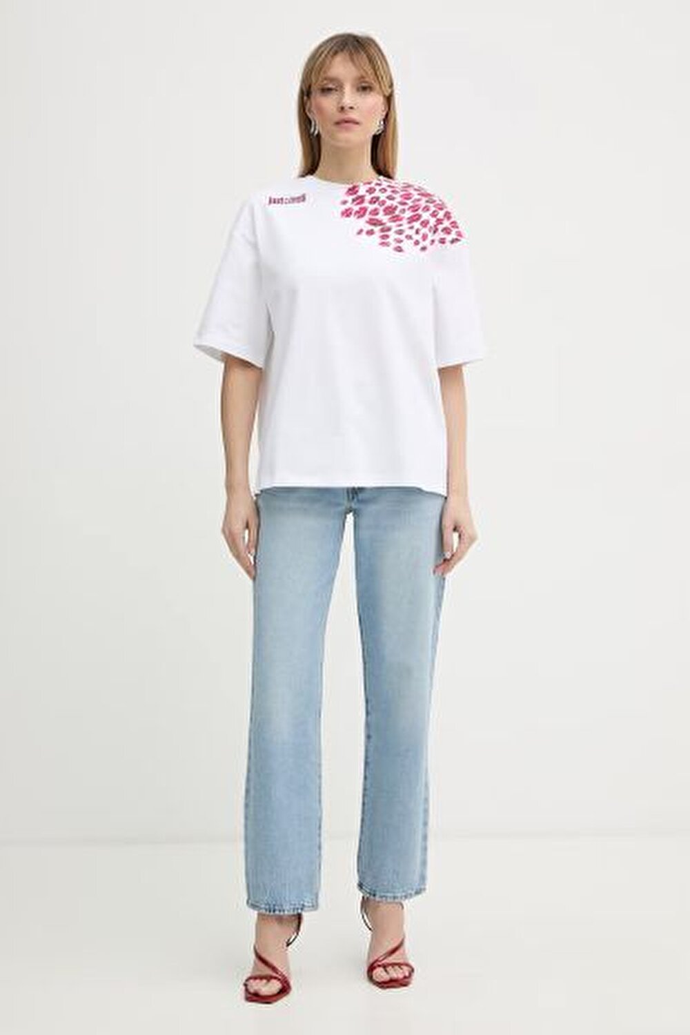 BEYAZ LOGOLU DESENLİ KADIN T-SHIRT