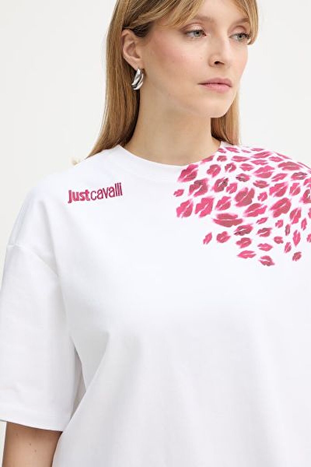 BEYAZ LOGOLU DESENLİ KADIN T-SHIRT