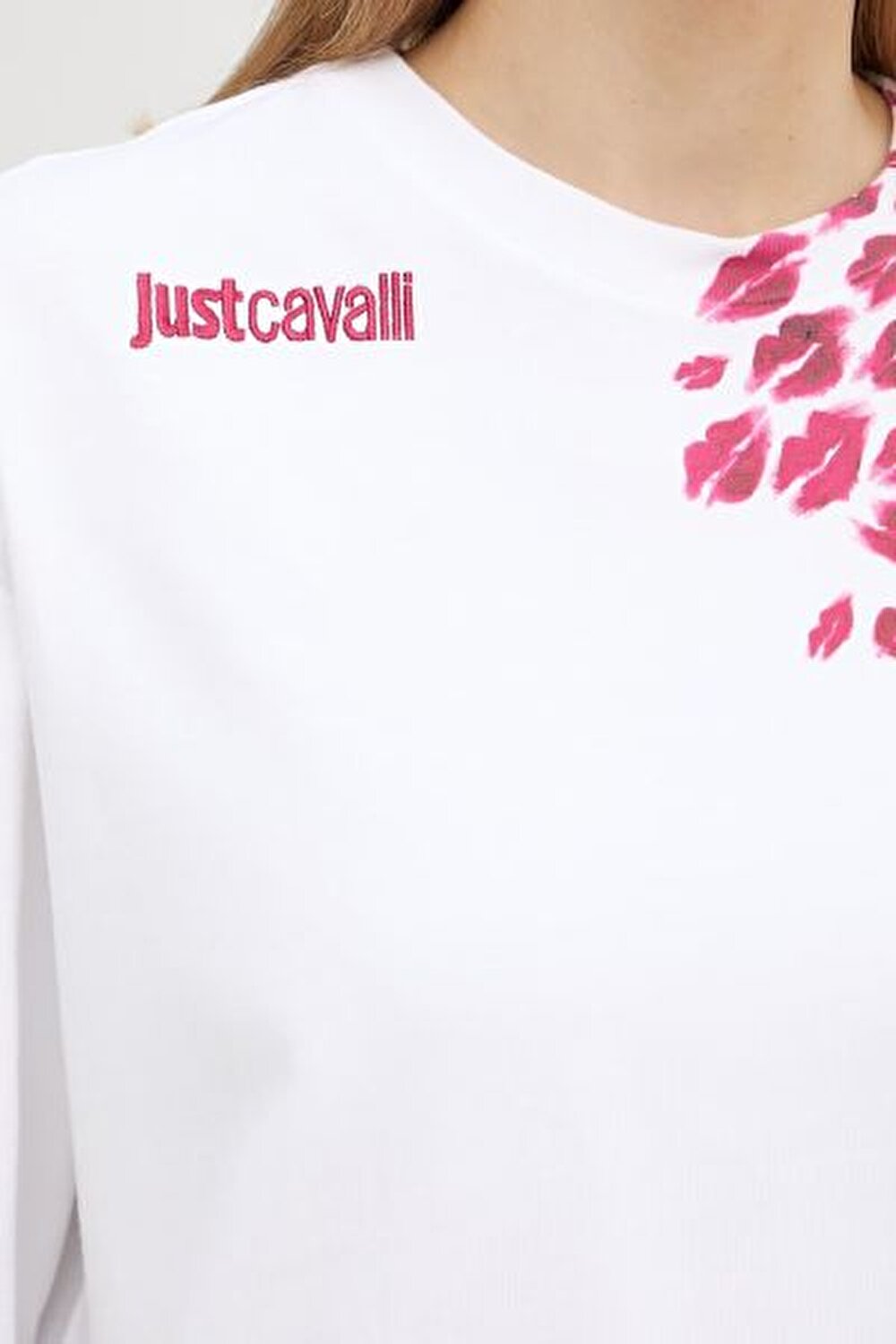 BEYAZ LOGOLU DESENLİ KADIN T-SHIRT