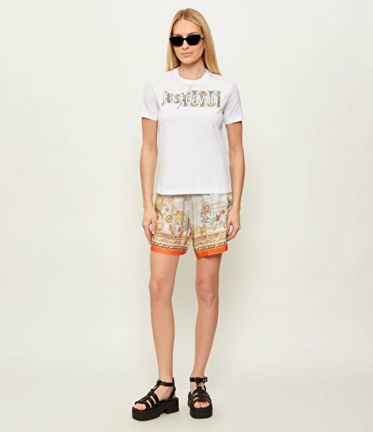 BEYAZ LOGOLU BASKILI KADIN T-SHIRT