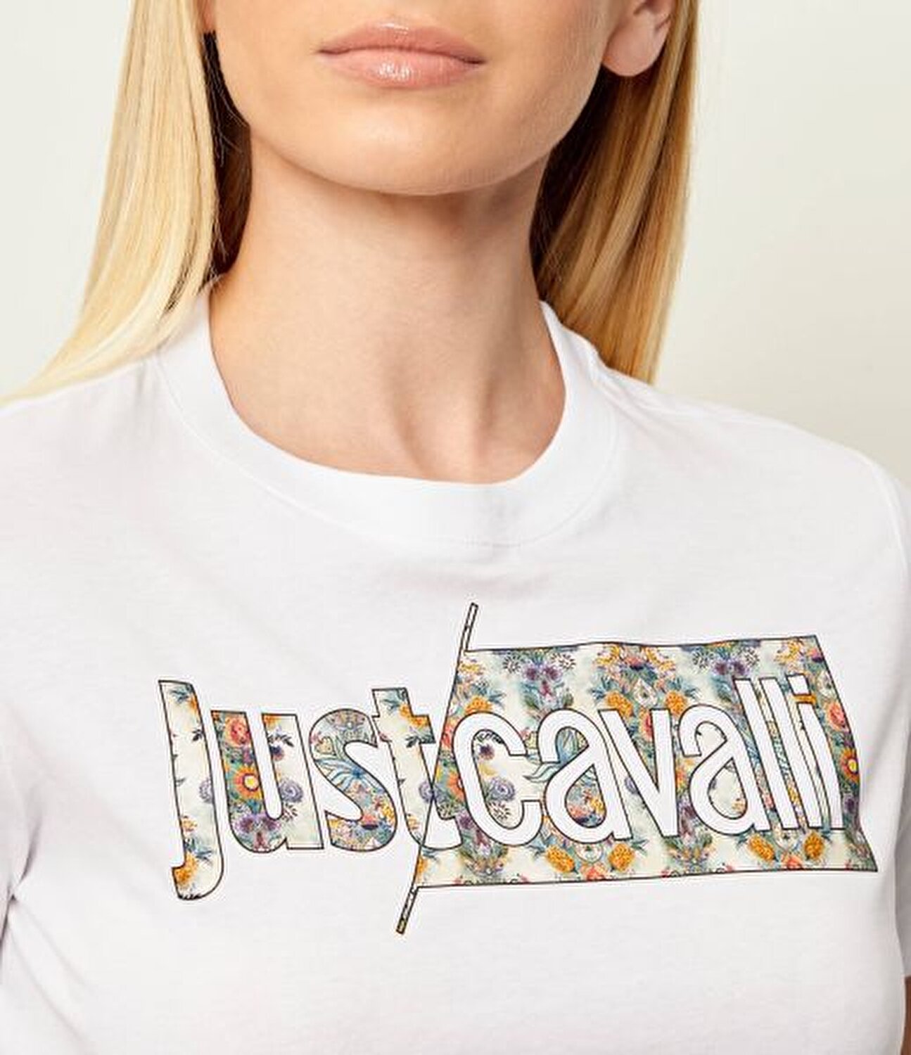 BEYAZ LOGOLU BASKILI KADIN T-SHIRT