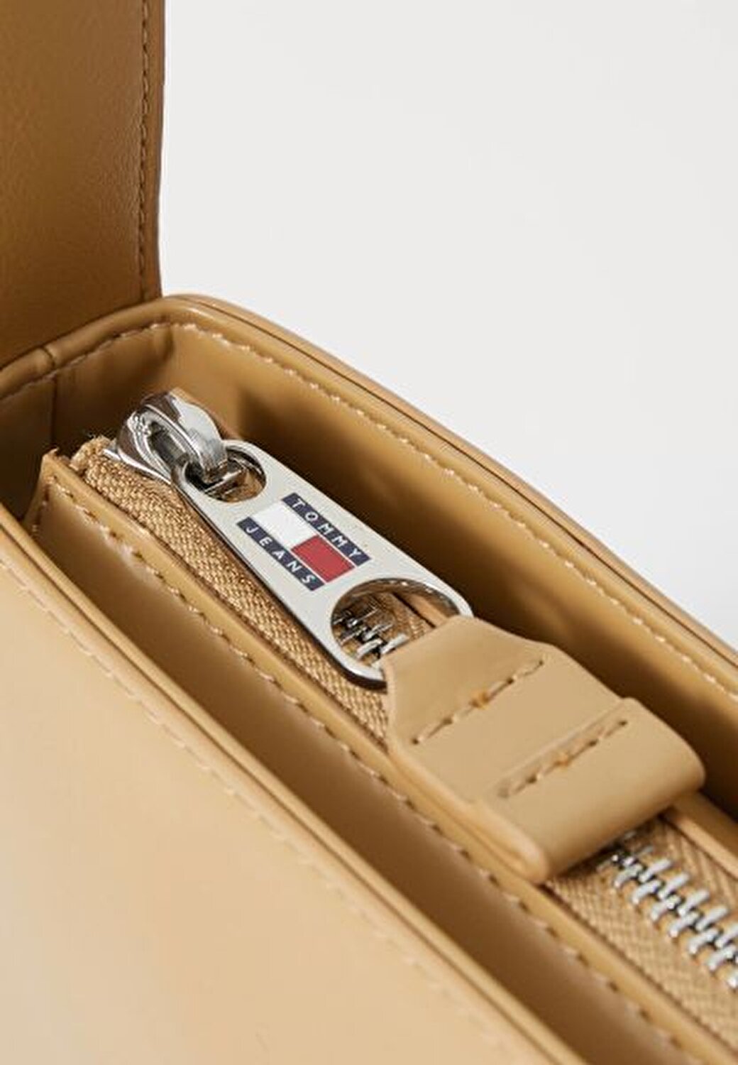 TJW ESS MUST SHOULDER BAG BOX PU