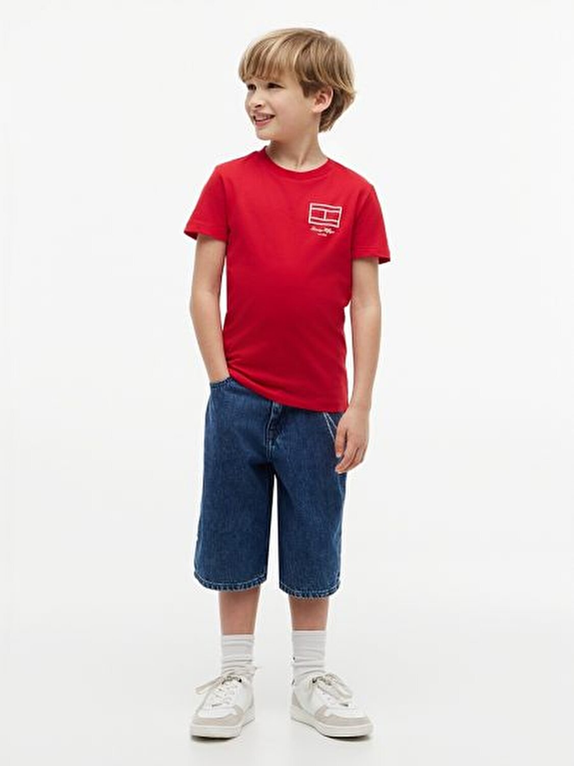 KIRMIZI LOGOLU ERKEK ÇOCUK T-SHIRT