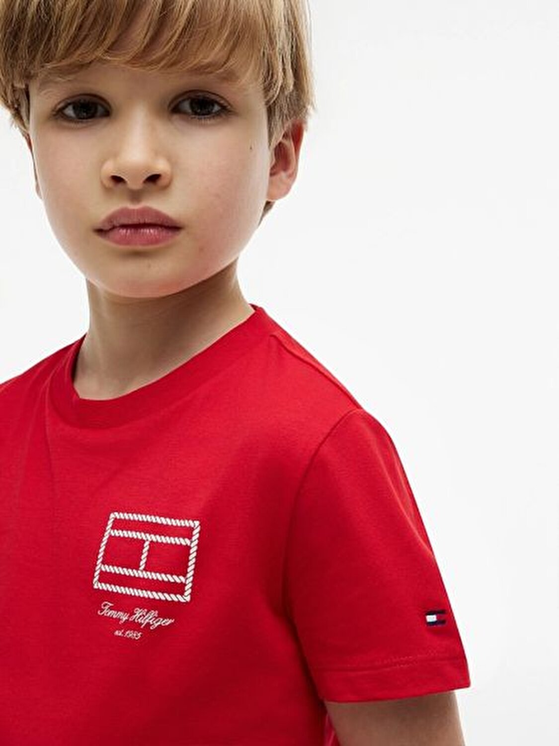 KIRMIZI LOGOLU ERKEK ÇOCUK T-SHIRT