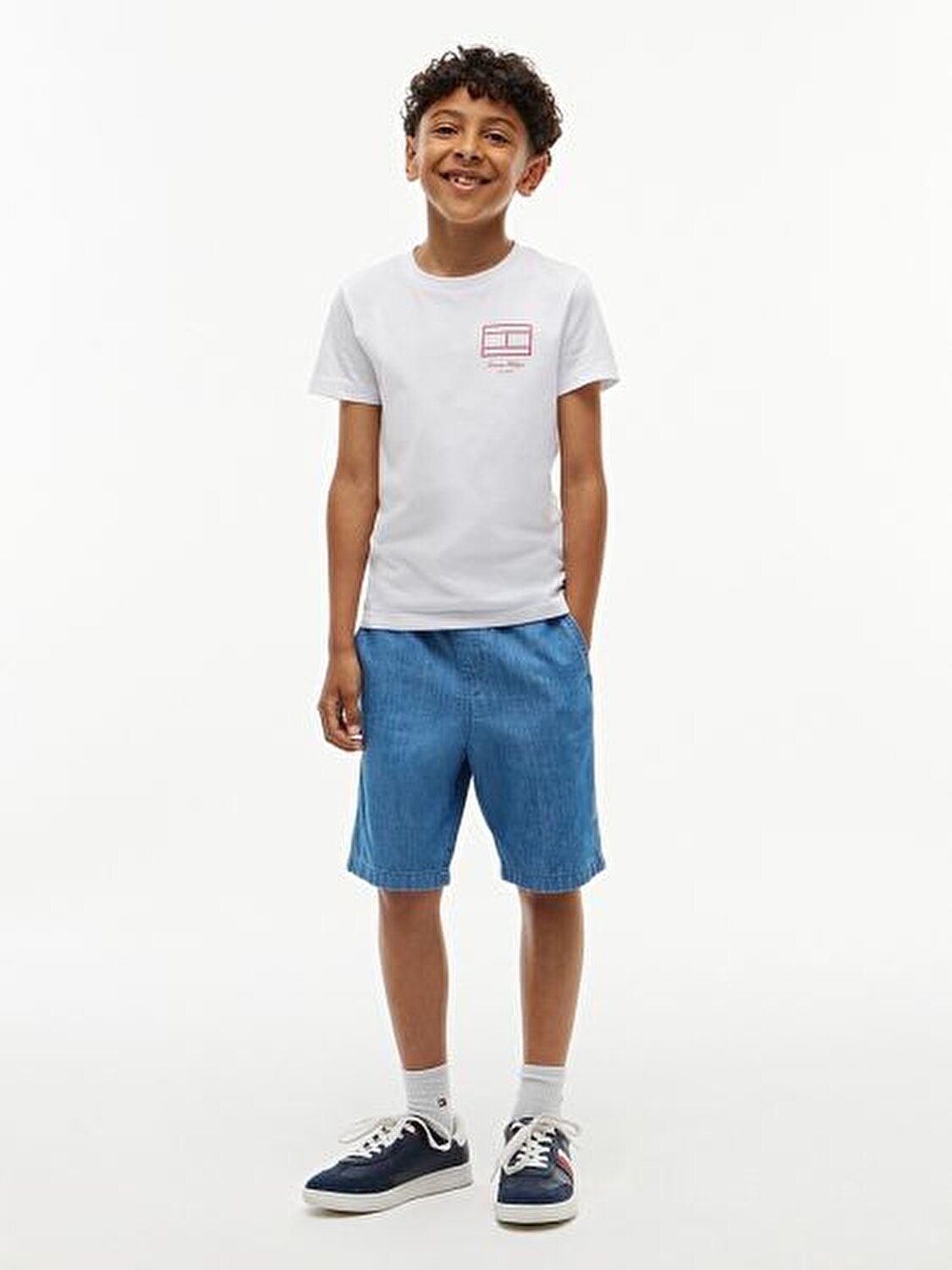 BEYAZ LOGOLU ERKEK ÇOCUK T-SHIRT