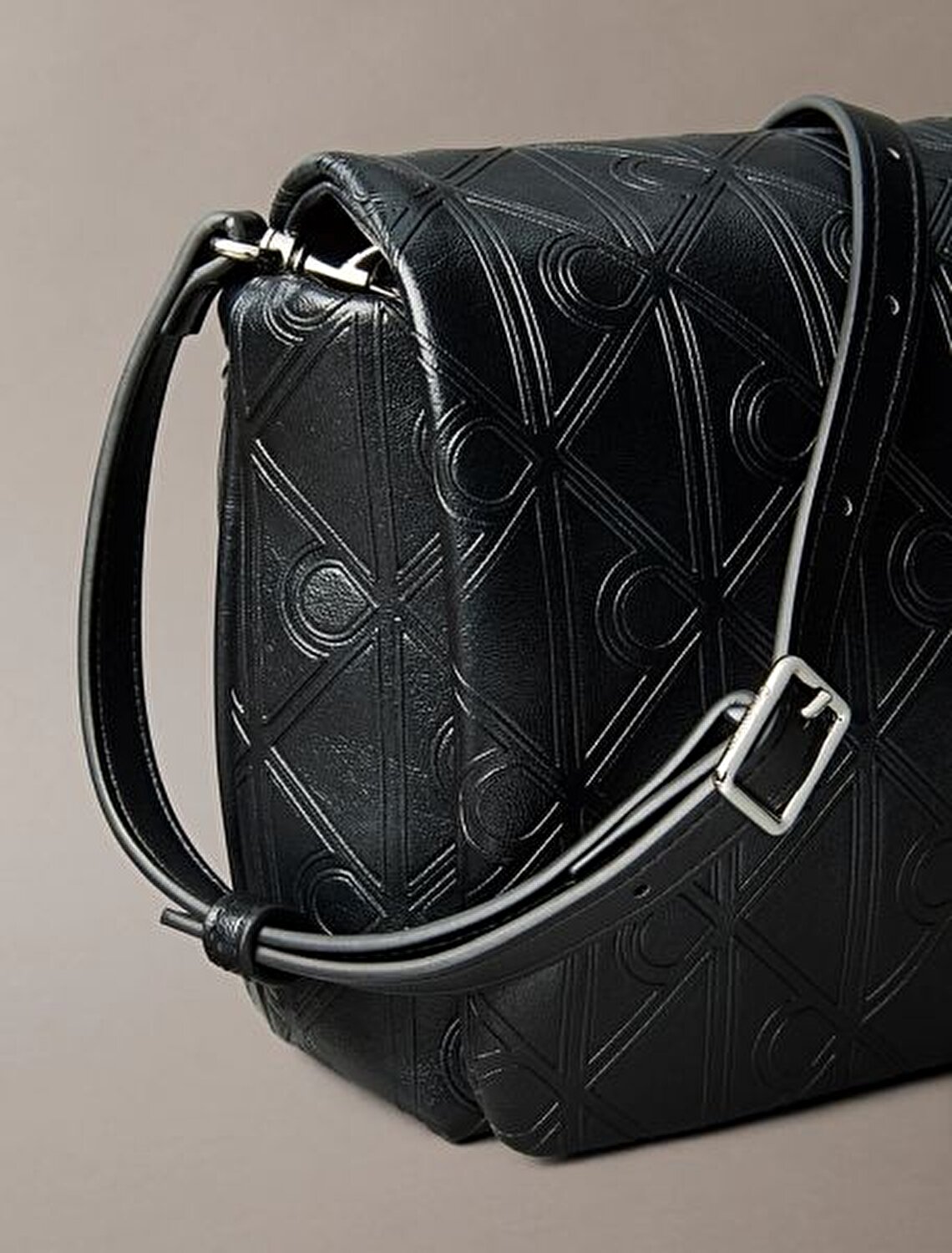 EMBLEM AOP PUFFER FLAP SİYAH KADIN ÇAPRAZ ÇANTA