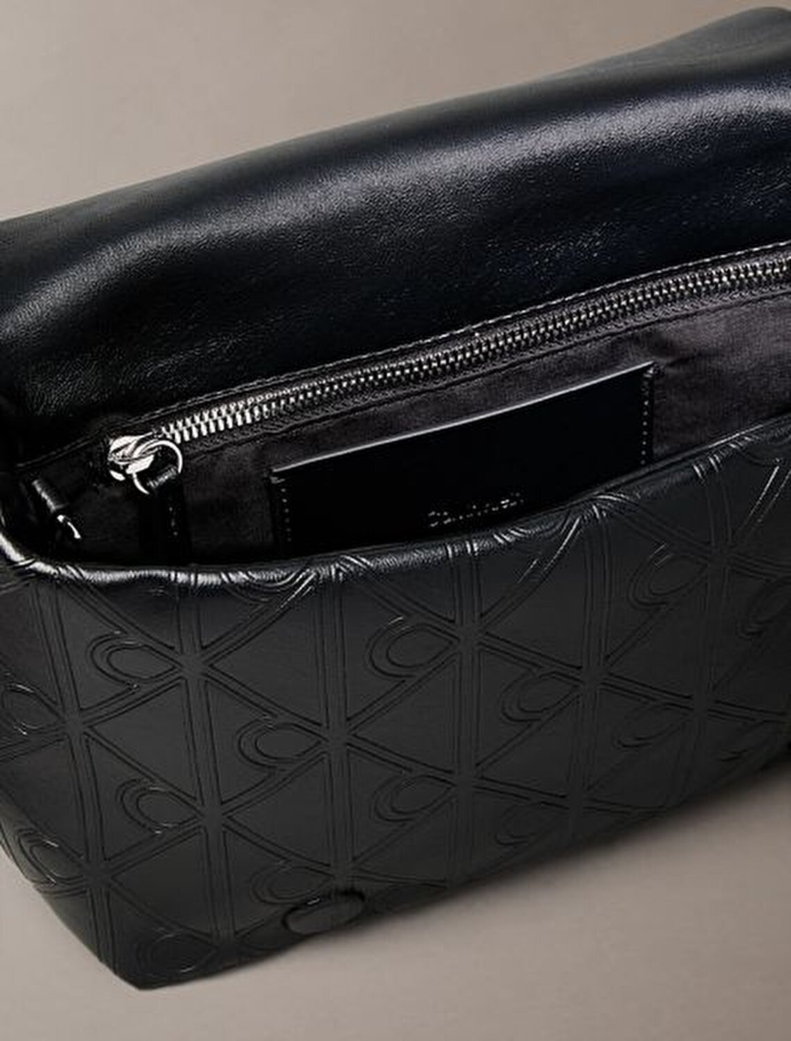 EMBLEM AOP PUFFER FLAP SİYAH KADIN ÇAPRAZ ÇANTA