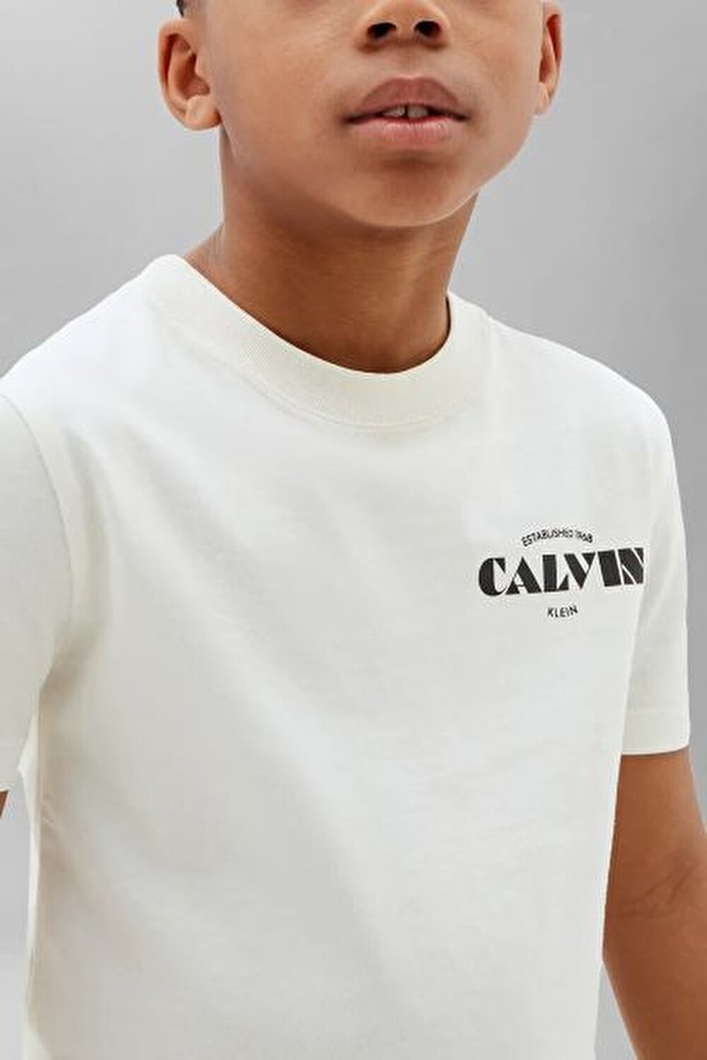 BEYAZ LOGOLU ERKEK ÇOCUK T-SHIRT