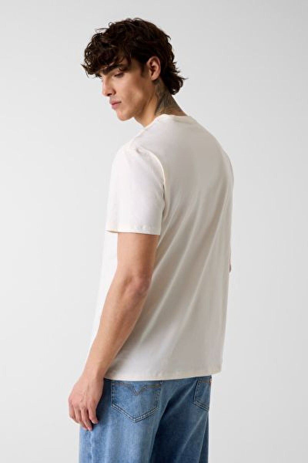 BEYAZ LOGOLU BASKILI ERKEK T-SHIRT