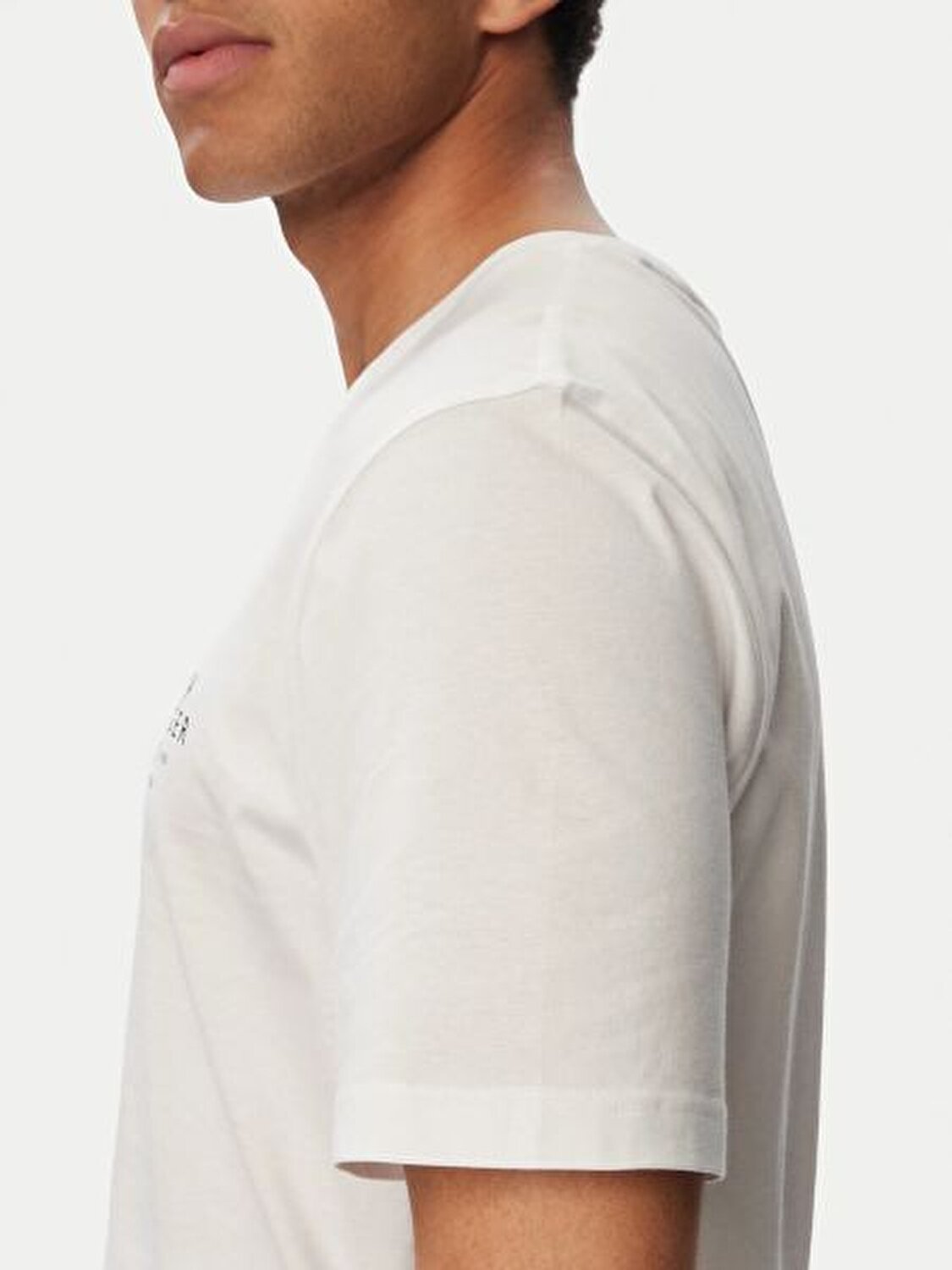 BEYAZ LOGOLU ERKEK T-SHIRT