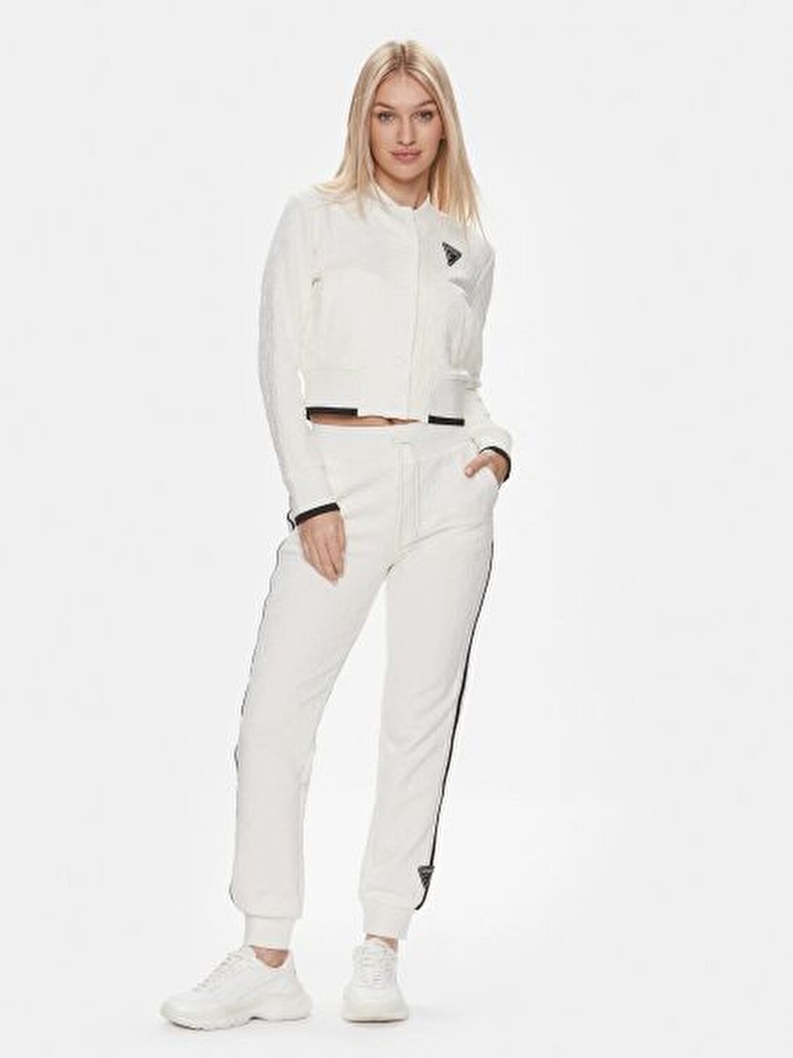 BEYAZ KABARTMALI LOGOLU KADIN SWEATSHIRT