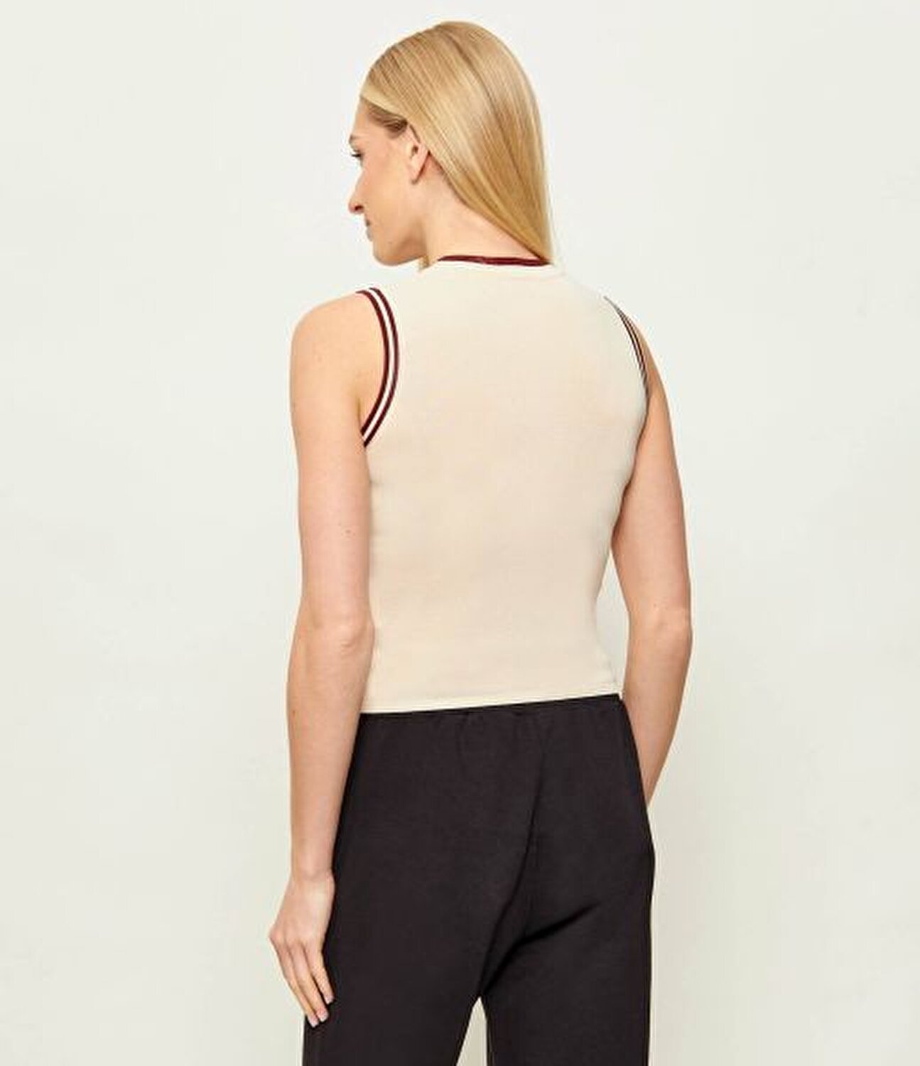 BEJ LOGOLU KADIN ASKILI TRİKO BLUZ