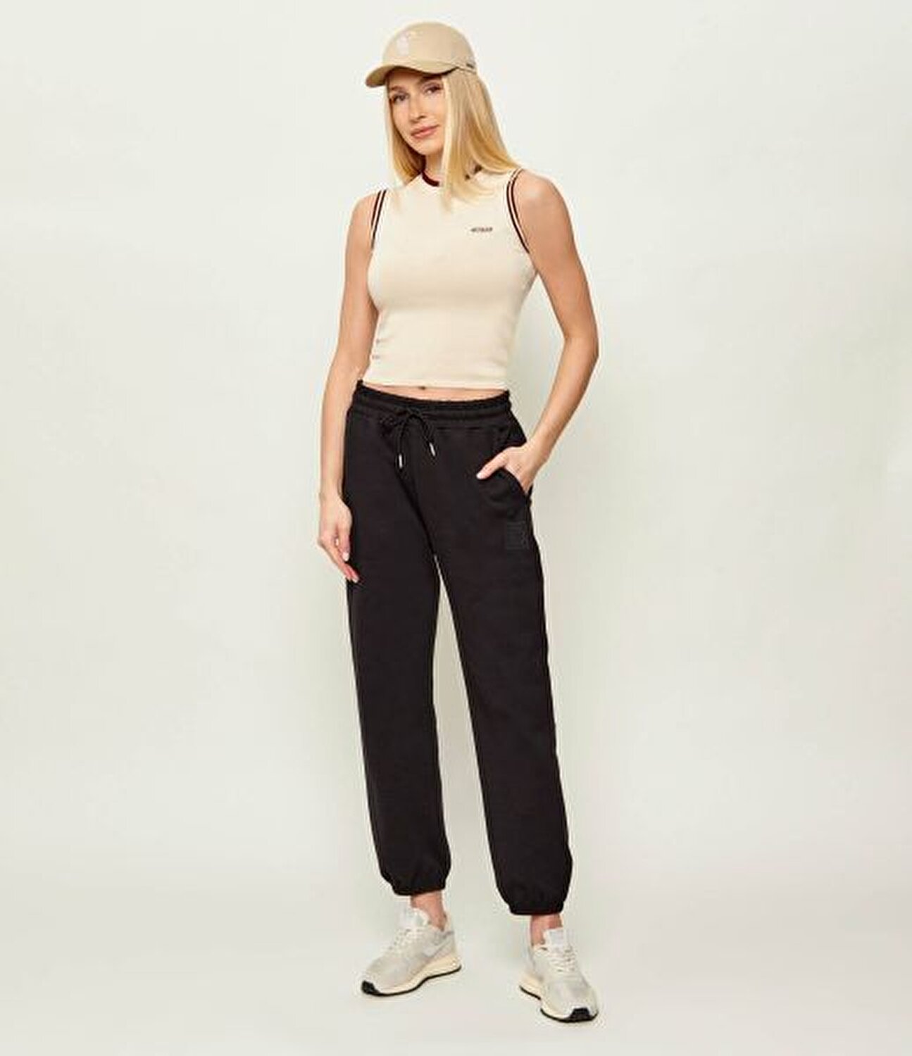 BEJ LOGOLU KADIN ASKILI TRİKO BLUZ