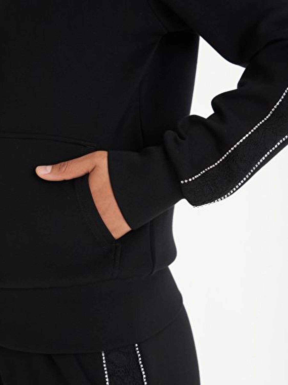 SİYAH LOGOLU FERMUARLI KAPÜŞONLU KADIN SWEATSHIRT