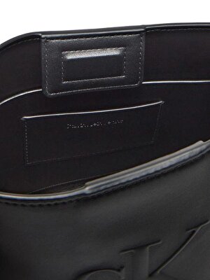 SCULPTED CHAIN SHOULDER BAG